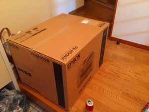 玄関いっぱいのダンボール箱